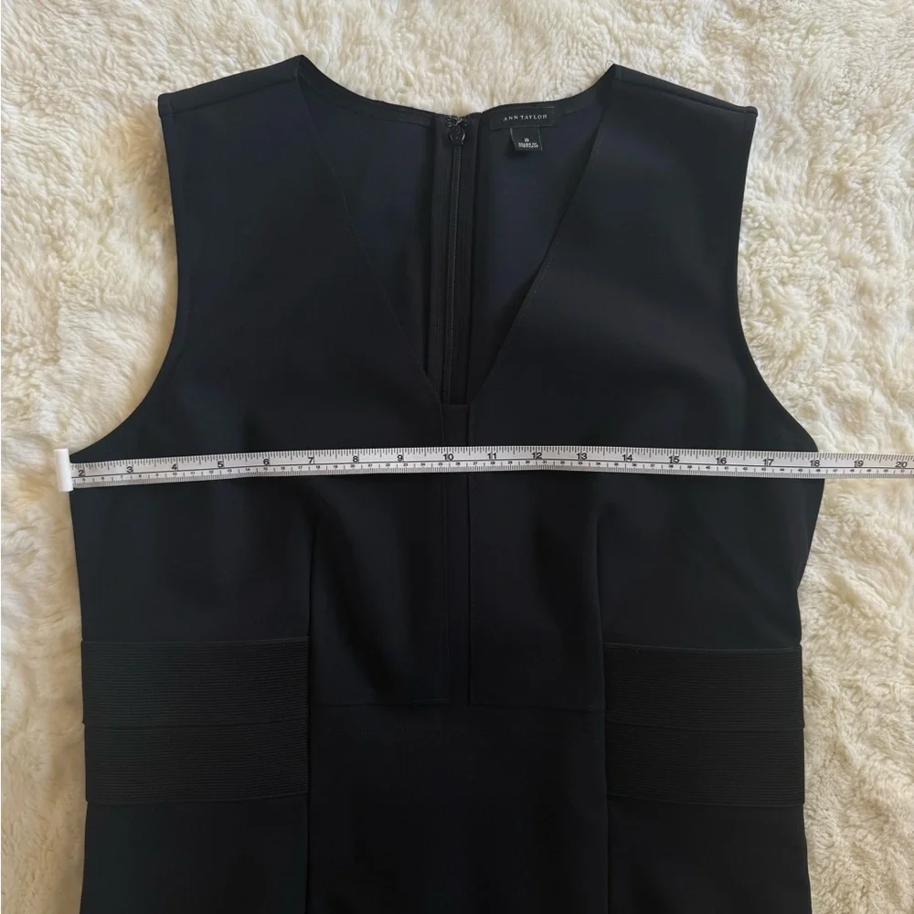 ANN TAYLOR BLACK V-NECK SHEATH DRESS SIDE PANELS SIZE 8 - Picture 5 of 8